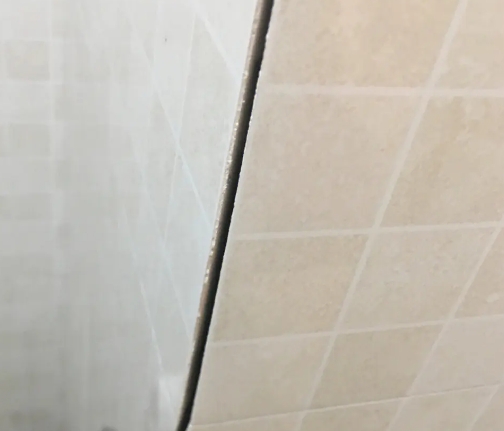 辉南瓷砖空鼓维修公司分享阳台瓷砖脱落的修复过程可以分为以下几个步骤