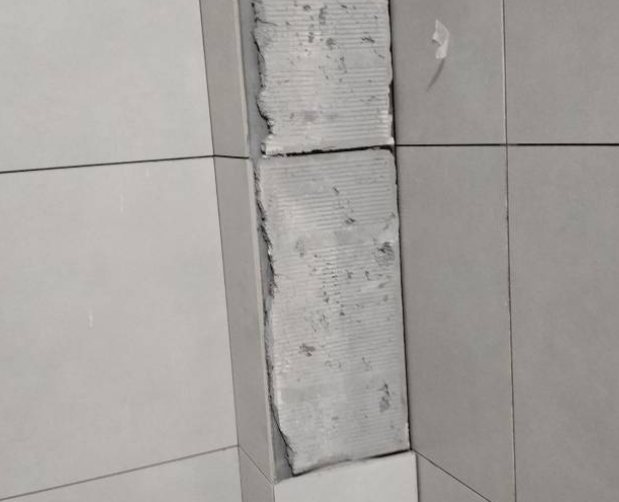 辉南瓷砖空鼓维修公司分享下瓷砖施工前基层浇水润湿程度不足，可能导致以下问题